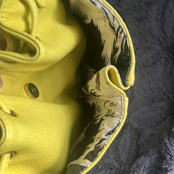 Quilted leather bucket shoulder bag - Picture 3 of 4